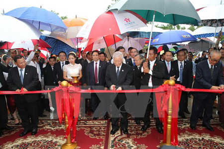 Tổng Bí thư Nguyễn Phú Trọng và Chủ tịch Thượng viện Campuchia Samdech Say Chhum cùng các đại biểu cắt băng khánh thành Tượng đài Hữu nghị Việt Nam-Campuchia.